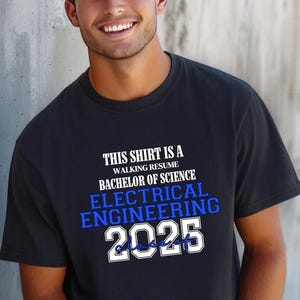 Dieses Shirt ist ein Walking Resume ELECTRICAL ENGINEERING Klasse von 2025 Comfort Farben Relaxed Fit, Unisex, 100% Baumwolle, vorgeschrumpftes T-Shirt!