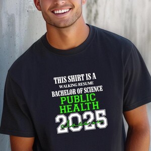 Dieses Shirt ist ein Walking Resume PUBLIC HEALTH Class von 2025 Comfort Farben Relaxed Fit, Unisex, 100% Baumwolle, vorgeschrumpft T-Shirt!