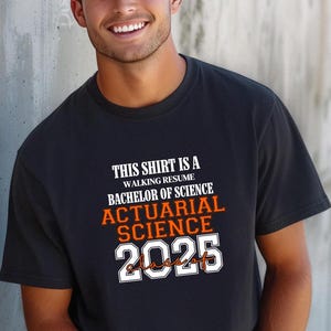 Dieses Shirt ist ein Walking Resume ACTUARIAL SCIENCE Klasse von 2025 Comfort Colors Relaxed Fit, Unisex, 100% Baumwolle, vorgeschrumpftes T-Shirt!
