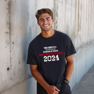 Dieses Shirt ist ein Walking Resume ARCHITEKTUR Klasse von 2024 Comfort Farben Relaxed Fit, Unisex, 100% Baumwolle, vorgeschrumpft T-Shirt!