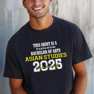 Dieses Shirt ist ein Walking Resume Bachelor of Arts ASIAN STUDIES Klasse von 2025 Comfort Colors Relaxed Fit, Unisex, 100% Baumwolle T-Shirt!