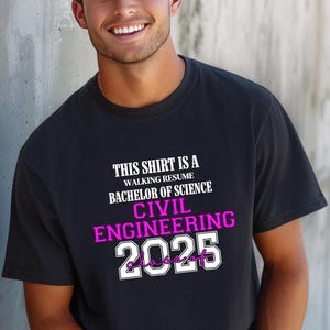 Dieses Shirt ist ein Walking Resume CIVIL ENGINEERING Klasse von 2025 Comfort Farben Relaxed Fit, Unisex, 100% Baumwolle, vorgeschrumpftes T-Shirt!