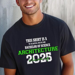 Dieses Shirt ist ein Walking Resume ARCHITEKTUR Klasse von 2025 Comfort Farben Relaxed Fit, Unisex, 100% Baumwolle, vorgeschrumpft T-Shirt!