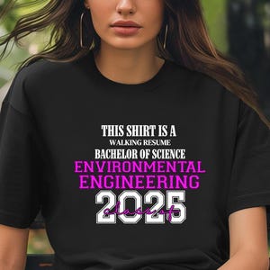 Dieses Shirt ist ein Walking Resume ENVIRONMENTAL ENGINEERING Klasse von 2025 Comfort Farben Relaxed Fit, Unisex, 100% Baumwolle, vorgeschrumpftes T-Shirt!