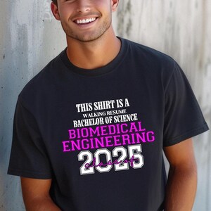 Dieses Shirt ist ein Walking Resume BIOMEDICAL ENGINEERING Klasse von 2025 Comfort Farben Relaxed Fit, Unisex, 100% Baumwolle, vorgeschrumpftes T-Shirt!