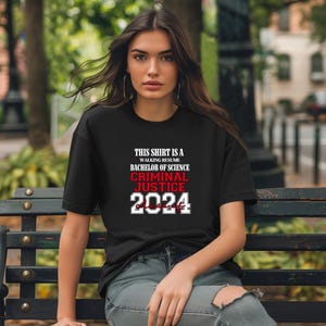 Dieses Shirt ist ein Walking Resume CRIMINAL JUSTICE Klasse von 2024 Comfort Farben Relaxed Fit, Unisex, 100% Baumwolle, vorgeschrumpftes T-Shirt!