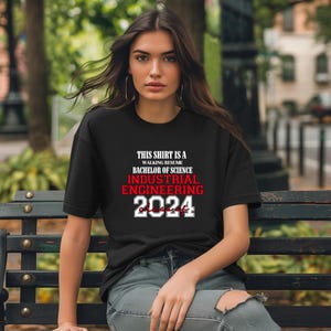 Dieses Shirt ist ein Walking Resume INDUSTRIAL ENGINEERING Klasse von 2024 Comfort Farben Relaxed Fit, Unisex, 100% Baumwolle, vorgeschrumpftes T-Shirt!