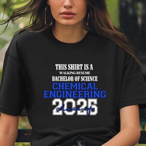 Dieses Shirt ist ein Walking Resume CHEMICAL ENGINEERING Klasse von 2025 Comfort Farben Relaxed Fit, Unisex, 100% Baumwolle, vorgeschrumpftes T-Shirt!