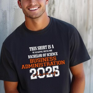 Dieses Shirt ist ein Walking Resume BUSINESS ADMINISTRATION Klasse von 2025 Comfort Colors Relaxed Fit, Unisex, 100% Baumwolle, vorgeschrumpft!
