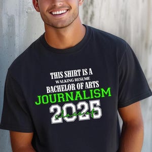 Dieses Shirt ist ein Walking Resume Bachelor of Arts JOURNALISMUS Klasse von 2025 Comfort Farben Relaxed Fit, Unisex, 100% Baumwolle T-Shirt!