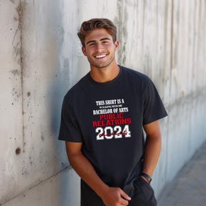 Dieses Shirt ist ein Walking Resume Bachelor of Arts PUBLIC RELATIONS Klasse von 2024 Comfort Farben Relaxed Fit, Unisex, 100% Baumwolle T-Shirt!