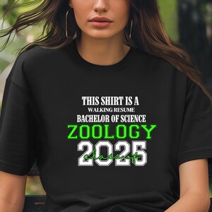 Dieses Shirt ist ein Walking Resume ZOOLOGY Klasse von 2025 Comfort Farben Relaxed Fit, Unisex, 100% Baumwolle, vorgeschrumpft T-Shirt!