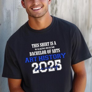 Dieses Shirt ist ein Walking Resume Bachelor of Arts KUNSTGESCHICHTE Klasse von 2025 Comfort Farben Relaxed Fit, Unisex, 100% Baumwolle T-Shirt!