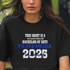 Dieses Shirt ist ein Walking Resume Bachelor of Arts FILM & MEDIA Klasse von 2025 Comfort Farben Relaxed Fit, Unisex, 100% Baumwolle T-Shirt!