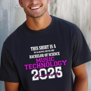 Dieses Shirt ist ein Walking Resume MUSIC TECHNOLOGY Class 2025 Comfort Colors Relaxed Fit, Unisex, 100% Baumwolle, vorgeschrumpftes T-Shirt!