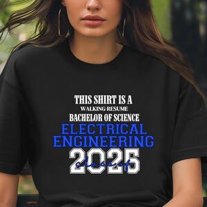 Dieses Shirt ist ein Walking Resume ELECTRICAL ENGINEERING Klasse von 2025 Comfort Farben Relaxed Fit, Unisex, 100% Baumwolle, vorgeschrumpftes T-Shirt!