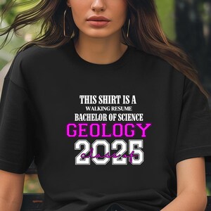 Dieses Shirt ist ein Walking Resume GEOLOGY Klasse von 2025 Comfort Colors Relaxed Fit, Unisex, 100% Baumwolle, vorgeschrumpft T-Shirt!