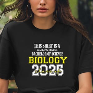 Dieses Shirt ist ein Walking Resume BIOLOGY Klasse von 2025 Comfort Farben Relaxed Fit, Unisex, 100% Baumwolle, vorgeschrumpft T-Shirt!
