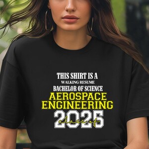 Dieses Shirt ist ein Walking Resume AEROSPACE ENGINEERING Klasse von 2025 Comfort Farben Relaxed Fit, Unisex, 100% Baumwolle, vorgeschrumpftes T-Shirt!
