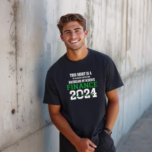 Dieses Shirt ist ein Walking Resume FINANCE Klasse von 2024 Comfort Colors Relaxed Fit, Unisex, 100% Baumwolle, vorgeschrumpft T-Shirt!