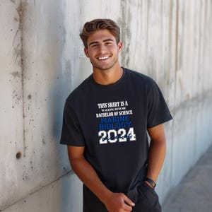 Dieses Shirt ist ein Walking Resume MARINE BIOLOGY Klasse von 2024 Comfort Farben Relaxed Fit, Unisex, 100% Baumwolle, vorgeschrumpft T-Shirt!