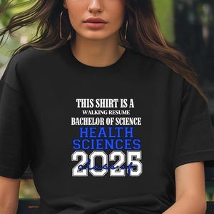 Dieses Shirt ist ein Walking Resume HEALTH SCIENCES Class 2025 Comfort Colors Relaxed Fit, Unisex, 100% Baumwolle, vorgeschrumpftes T-Shirt!