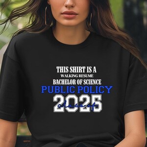 Dieses Shirt ist ein Walking Resume PUBLIC POLICY Klasse von 2025 Comfort Farben Relaxed Fit, Unisex, 100% Baumwolle, vorgeschrumpft T-Shirt!