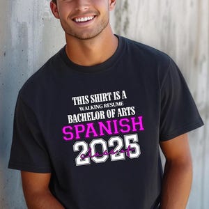 Dieses Shirt ist ein Walking Resume Bachelor of Arts SPANISH Klasse von 2025 Comfort Farben Relaxed Fit, Unisex, 100% Baumwolle T-Shirt!