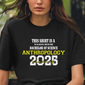 Dieses Shirt ist ein Walking Resume ANTHROPOLOGY Klasse von 2025 Comfort Farben Relaxed Fit, Unisex, 100% Baumwolle, vorgeschrumpftes T-Shirt!
