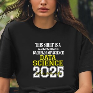 Dieses Shirt ist ein Walking Resume Daten-Wissenschafts-Klasse von 2025 Komfortfarben entspannte Passform, Unisex, 100% Baumwolle, vorgeschrumpftes T-Shirt!