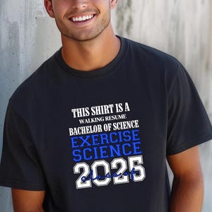 Dieses Shirt ist ein Walking Resume ÜBUNG SCIENCE Klasse von 2025 Comfort Farben Relaxed Fit, Unisex, 100% Baumwolle, vorgeschrumpftes T-Shirt!