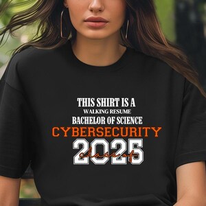 Dieses Shirt ist ein Walking Resume CYBERSicherheit Klasse von 2025 Comfort Colors Relaxed Fit, Unisex, 100% Baumwolle, vorgeschrumpft T-Shirt!