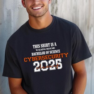 Dieses Shirt ist ein Walking Resume CYBERSicherheit Klasse von 2025 Comfort Colors Relaxed Fit, Unisex, 100% Baumwolle, vorgeschrumpft T-Shirt!