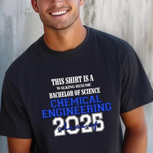 Dieses Shirt ist ein Walking Resume CHEMICAL ENGINEERING Klasse von 2025 Comfort Farben Relaxed Fit, Unisex, 100% Baumwolle, vorgeschrumpftes T-Shirt!