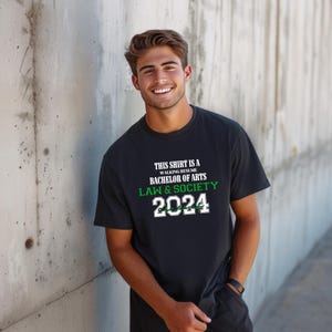 Dieses Shirt ist ein Walking Resume Bachelor of Arts RECHT & GESELLSCHAFT Klasse von 2024 Comfort Colors Relaxed Fit, Unisex, 100% Baumwolle T-Shirt!