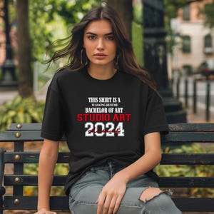 Dieses Shirt ist ein Walking Resume Bachelor of Arts STUDIO ART Klasse von 2024 Comfort Farben Relaxed Fit, Unisex, 100% Baumwolle T-Shirt!