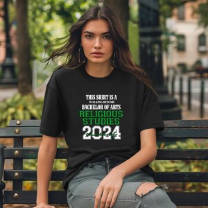 Dieses Shirt ist ein Walking Resume Bachelor of Arts RELIGIOUS STUDIES Klasse von 2024 Comfort Colors Relaxed Fit, Unisex, 100% Baumwolle T-Shirt!