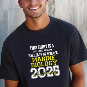 Dieses Shirt ist ein Walking Resume MARINE BIOLOGY Klasse von 2025 Comfort Farben Relaxed Fit, Unisex, 100% Baumwolle, vorgeschrumpft T-Shirt!