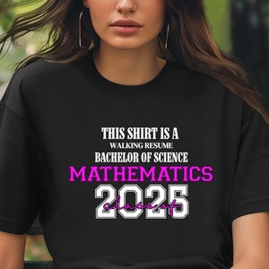 Dieses Shirt ist ein Walking Resume MATHEMATIK-Klasse von 2025 Komfortfarben entspannte Passform, Unisex, 100% Baumwolle, vorgeschrumpft!