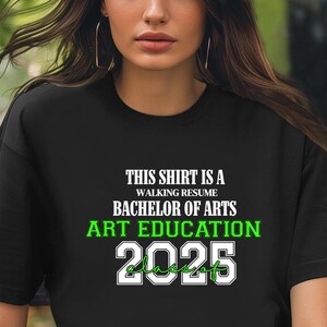 Dieses Shirt ist ein Walking Resume Bachelor of Arts ART EDUCATION Klasse von 2025 Comfort Colors Relaxed Fit, Unisex, 100% Baumwolle T-Shirt!