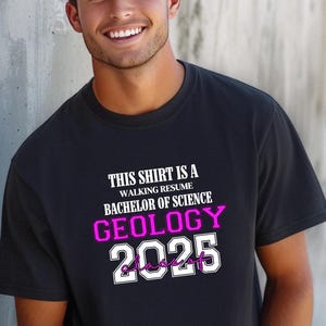 Dieses Shirt ist ein Walking Resume GEOLOGY Klasse von 2025 Comfort Colors Relaxed Fit, Unisex, 100% Baumwolle, vorgeschrumpft T-Shirt!