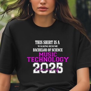 Dieses Shirt ist ein Walking Resume MUSIC TECHNOLOGY Class 2025 Comfort Colors Relaxed Fit, Unisex, 100% Baumwolle, vorgeschrumpftes T-Shirt!