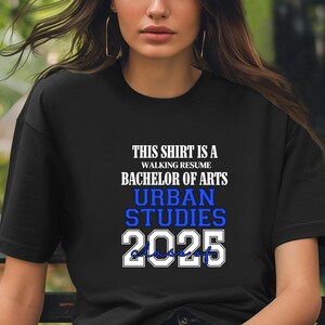 Dieses Shirt ist ein Walking Resume Bachelor of Arts URBAN STUDIES Klasse von 2025 Comfort Colors Relaxed Fit, Unisex, 100% Baumwolle T-Shirt!