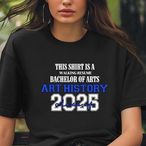Dieses Shirt ist ein Walking Resume Bachelor of Arts KUNSTGESCHICHTE Klasse von 2025 Comfort Farben Relaxed Fit, Unisex, 100% Baumwolle T-Shirt!