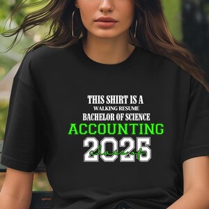 Dieses Shirt ist ein Walking Resume Bachelor of Science ACCOUNTING Class 2025 Comfort Colors Relaxed Fit, Unisex, 100% Baumwolle T-Shirt!