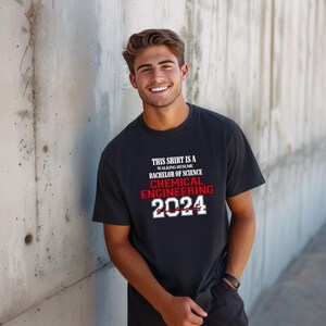 Dieses Shirt ist ein Walking Resume CHEMICAL ENGINEERING Klasse von 2024 Comfort Farben Relaxed Fit, Unisex, 100% Baumwolle, vorgeschrumpft T-Shirt!