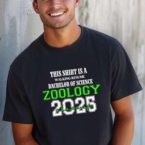 Dieses Shirt ist ein Walking Resume ZOOLOGY Klasse von 2025 Comfort Farben Relaxed Fit, Unisex, 100% Baumwolle, vorgeschrumpft T-Shirt!