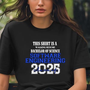 Dieses Shirt ist ein Walking Resume SOFTWARE ENGINEERING Klasse von 2025 Comfort Farben Relaxed Fit, Unisex, 100% Baumwolle, vorgeschrumpftes T-Shirt!