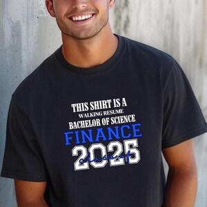 Dieses Shirt ist ein Walking Resume FINANCE Klasse von 2025 Comfort Colors Relaxed Fit, Unisex, 100% Baumwolle, vorgeschrumpft T-Shirt!