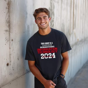 Dieses Shirt ist ein Walking Resume Bachelor of Science INFORMATIONSTECHNOLOGIE Klasse von 2024 Comfort Farben Relaxed Fit, Unisex, T-Shirt!